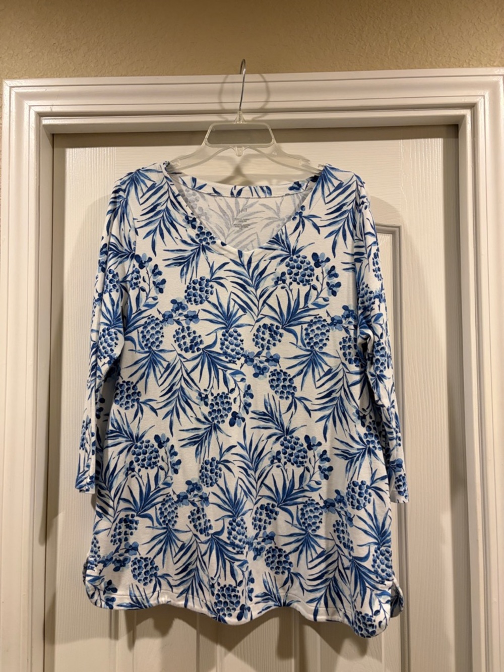 J.Jill Blue & White pineapple floral  V-Neck Top size L like new
